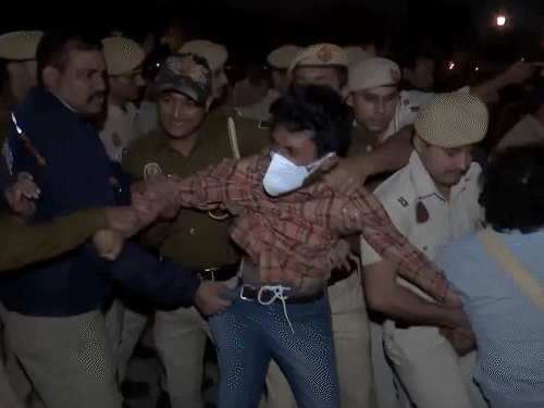 আন্দোলনরত যুবকদের তুলে নিয়ে যাচ্ছে পুলিশ সদস্যরা।