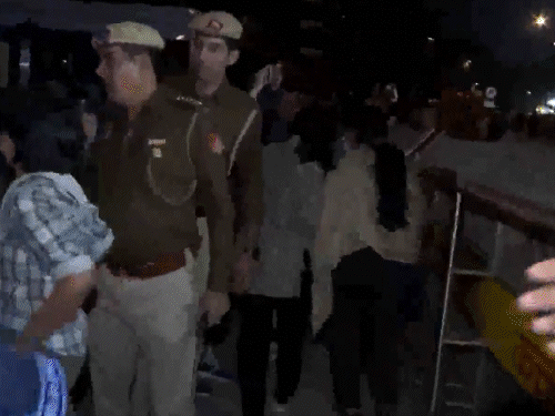 ইন্ডিয়া গেট থেকে বিক্ষোভকারী মহিলাদের সরিয়ে দেন মহিলা নিরাপত্তা কর্মীরা।