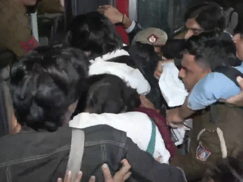 পুলিশ জোর করে আন্দোলনকারীদের বাসে বসিয়ে দেয়।