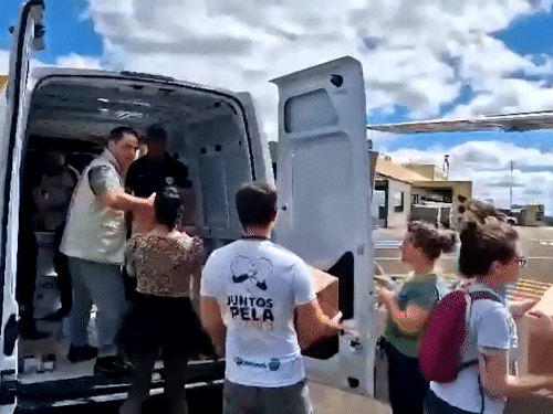 ब्राजील में सेना ने बचाव कार्य किया। मेडिकल और भोजन सहित जरूरी मदद लोगों तक पहुंचाई।