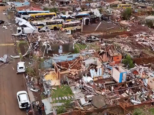 तूफान से रियो बोनिटो डो इगुआकू शहर में कई घरों की छतें उड़ गईं।