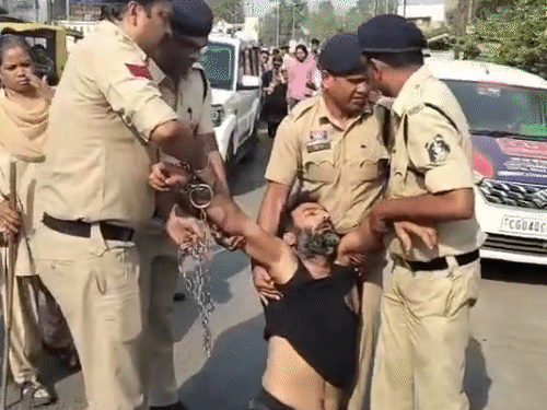 पुलिस ने हिस्ट्रीशीटर वीरेंद्र सिंह तोमर का जुलूस निकाला। इस दौरान वीरेंद्र तोमर बेहोश हो गया।