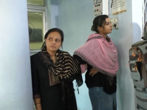 पुरानी बस्ती थाने पहुंचे वीरेंद्र सिंह तोमर उर्फ रूबी सिंह के परिवार वाले।