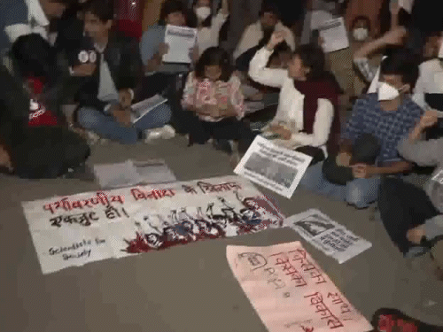 বায়ু দূষণের বিরুদ্ধে প্রতিবাদ জানাতে ইন্ডিয়া গেটে জড়ো হয়েছিল মানুষ।