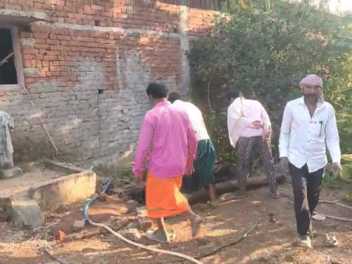 बिना मुंडेर वाला कुआं है, घटना के बाद लोग लोग झांकते दिखे।