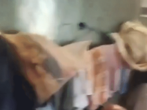 वायरल हुए पहले वीडियो में जेल के अंदर कैदी टीवी देखते नजर आए।