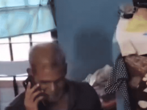 20 रेप और 18 मर्डर का दोषी उमेश रेड्डी मोबाइल फोन इस्तेमाल करते नजर आया।