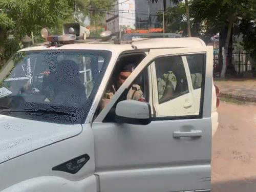 हिस्ट्रीशीटर वीरेंद्र सिंह तोमर उर्फ रूबी सिंह तोमर को रायपुर लेकर आई टीम।