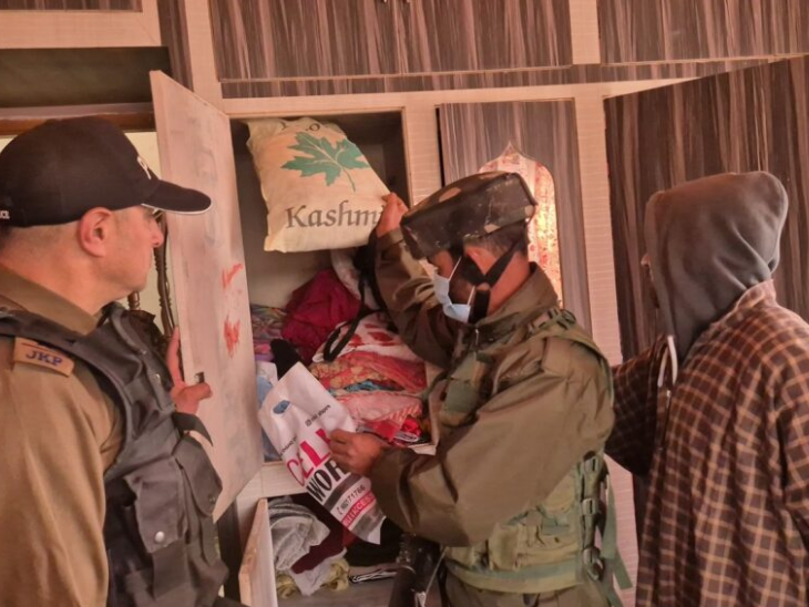 गांदरबल में 60 से ज्यादा घरों की तलाशी ली गई। ये घर या तो जेल में बंद आतंकियों के या फिर पाक में सक्रिय आतंकियों के परिजनों के हैं।