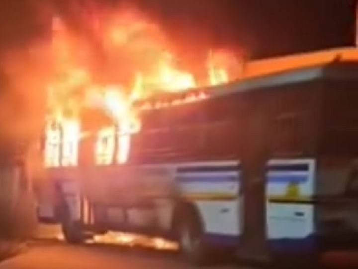 बैजनाथ में धू धूकर जल रही बस।