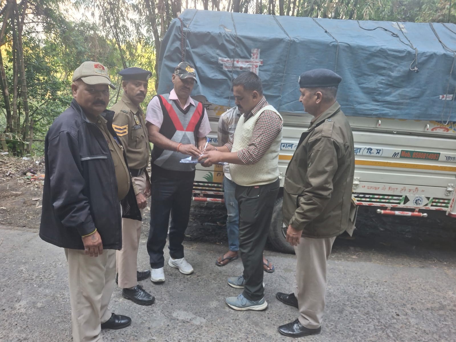 कांगड़ा में पुलिस ने पकड़ी 18 लाख की शराब:  बोलेरो पिकअप में ले जा रहे थे 200 पेटी; एक को किया गिरफ्तार – Dharamshala News