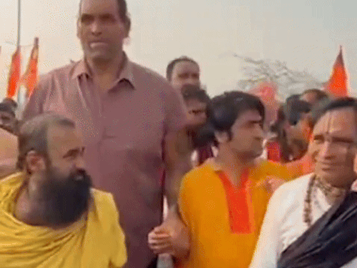 पदयात्रा में ग्रेट खली का हाथ पकड़कर चलते धीरेंद्र शास्त्री।