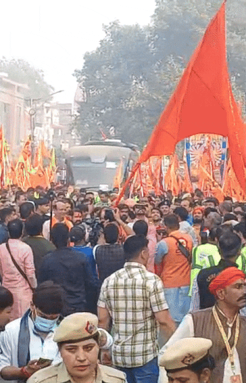 यात्रा की शुरुआत में कथावाचक अनिरुद्धाचार्य न भगवा ध्वज फहराया।