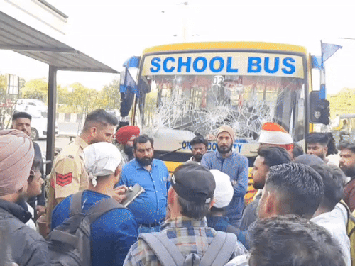 स्कूल बस से हुए हादसे के बाद मौके पर लगी लोगों की भीड़।