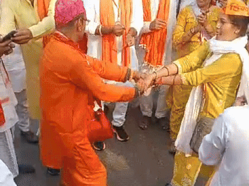 पदयात्रा में स्थानक के दौरान लोग कीर्तन कर नाचते गाते रहे।