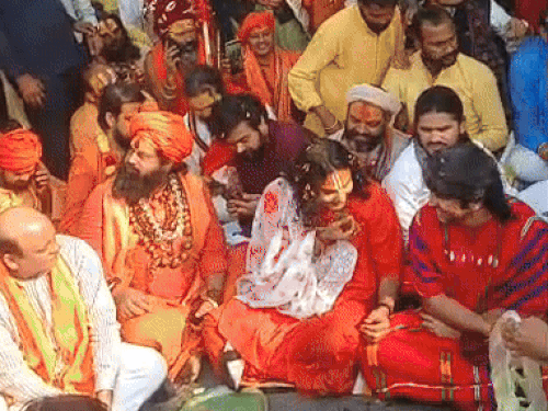 पदयात्रा जब भोजन के लिए रुकी, तब कथावाचक अनिरुद्धाचार्य और धीरेंद्र शास्त्री आपस में ठहाके लगाते नजर आए।