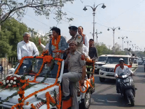 रोहतक सर्किट हाउस से खुली जीप में सवार होकर निकलीं शेफाली। मंत्री कृष्ण बेदी उनके साथ मौजूद।