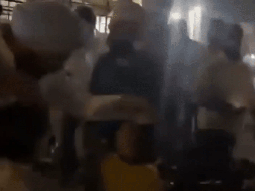 सिख बच्चों के जूड़े पकड़कर बोलते हुए कांग्रेस प्रधान अमरिंदर राजा वड़िंग और सुखबीर बादल के बोलते हुए की फाइल फोटो। - Dainik Bhaskar