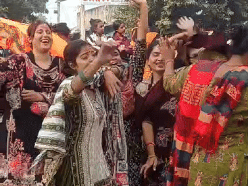 1 नंबर मार्केट रोड पर यात्रा में डीजे की धुन पर महिलाएं डांस करती दिखीं।