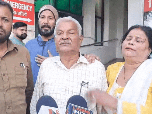 हादसे के बाद रोते-बिलखते युवक जतिन के परिजन।