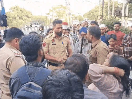 हंगामा कर रहे परिवार को समझाते पुलिस कर्मी।