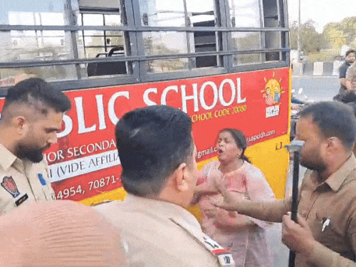 हादसे में युवक की मौत के बाद हंगामा करते परिवार के लोग।