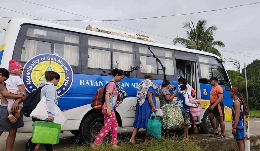 फिलीपींस में लोगो को बसों में ऊंचे इलाकों की तरफ ले जाया गया।