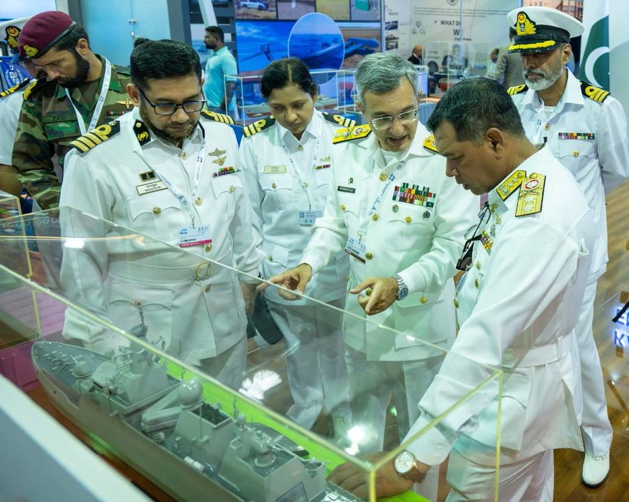 पाकिस्तानी नौसेना के अधिकारियों ने बांग्लादेश नौसेना को युद्धपोत के बारे में जानकारी देते हुए