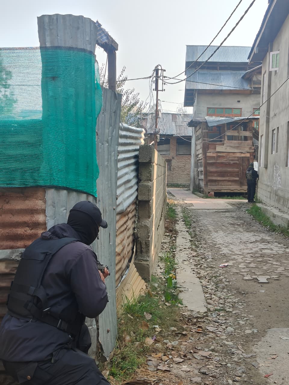 जम्मू-कश्मीर पुलिस, काउंटर इंटेलिजेंस कश्मीर और नेशनल इन्वेस्टिगेशन एजेंसी (एनआईए) की संयुक्त टीमों ने कश्मीर में 120 से ज्यादा ठिकानों पर छापेमारी की।