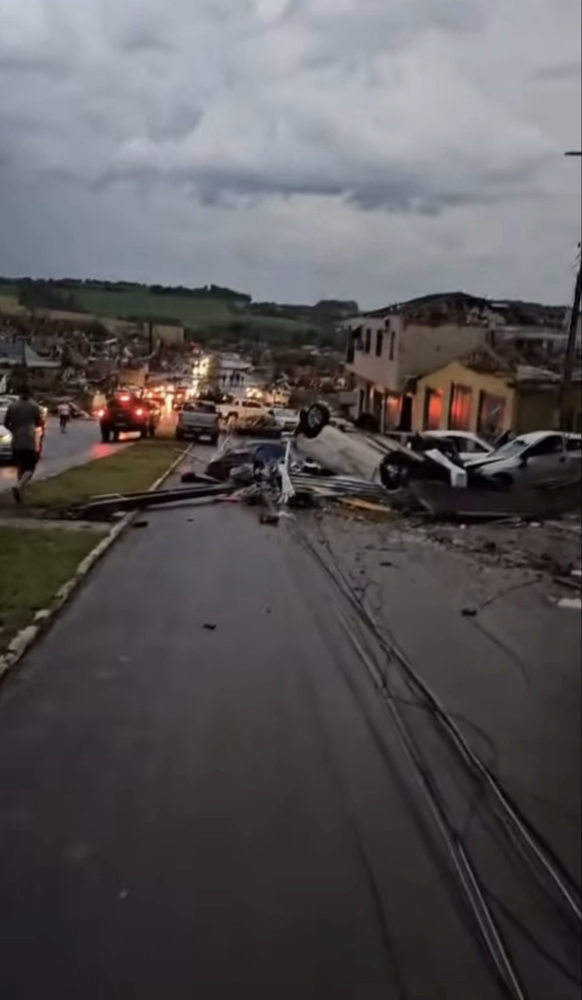 तूफान में कई गाड़ियां पलट गई, जिससे सड़कें बंद हो गई और बिजली की लाइनें टूट गईं।