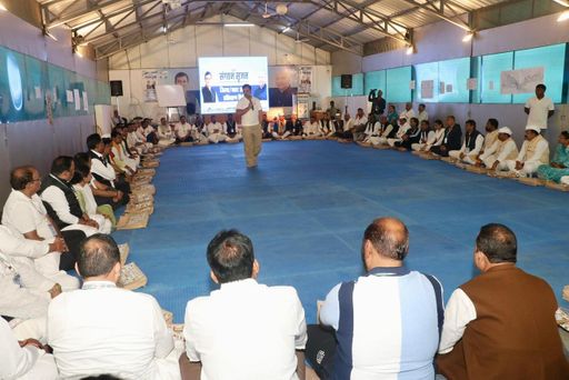 कांग्रेस जिला अध्यक्षों से संवाद करते राहुल गांधी।