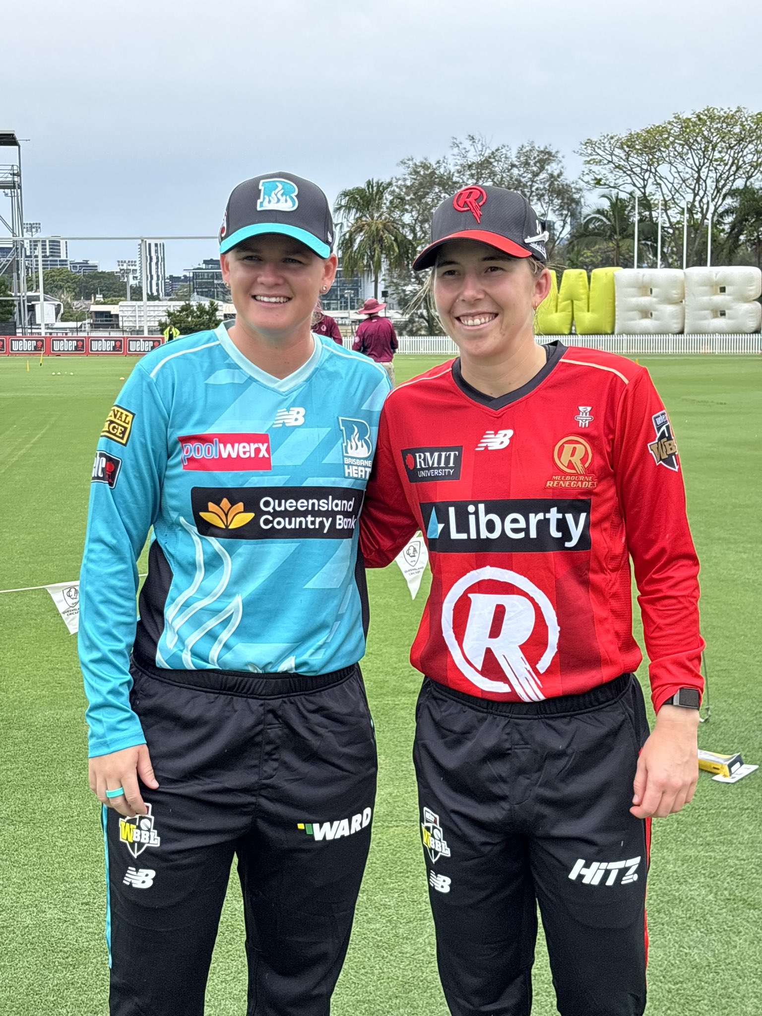 टॉस के बाद मेलबर्न और ब्रिस्बेन की कप्तान।