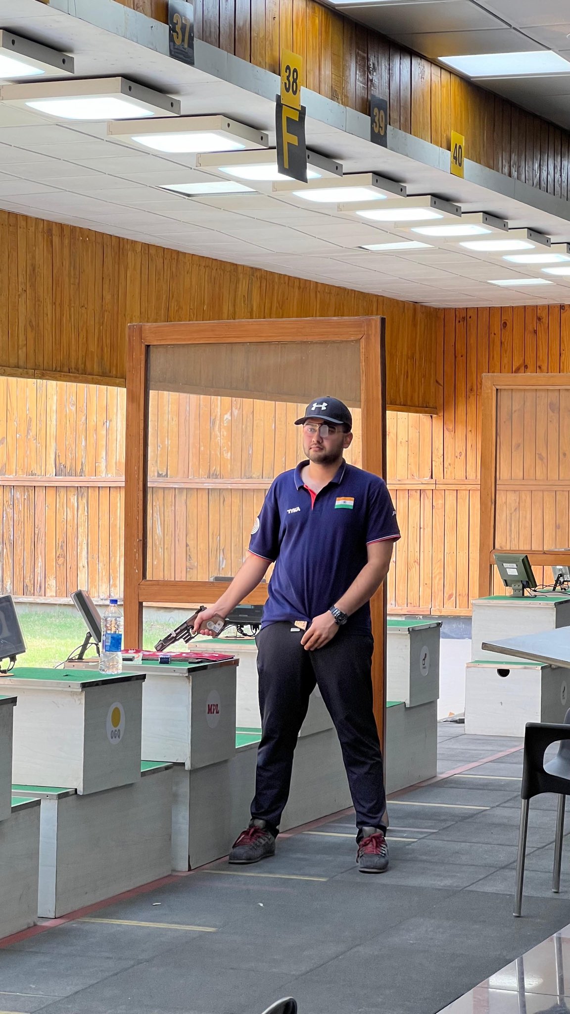 फाइनल मुकाबले के दौरान अनीश भनवाला।