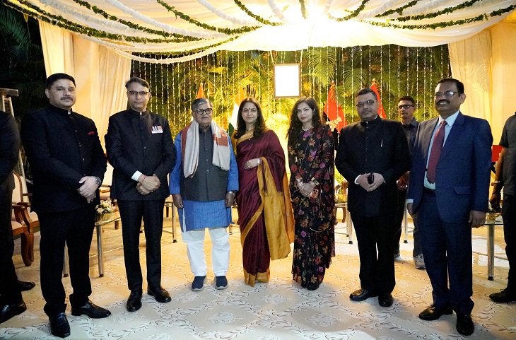 पंजाब के चीफ सेक्रेटरी समेत कई हस्तियां राज्यपाल गुलाब चंद कटारिया के साथ।