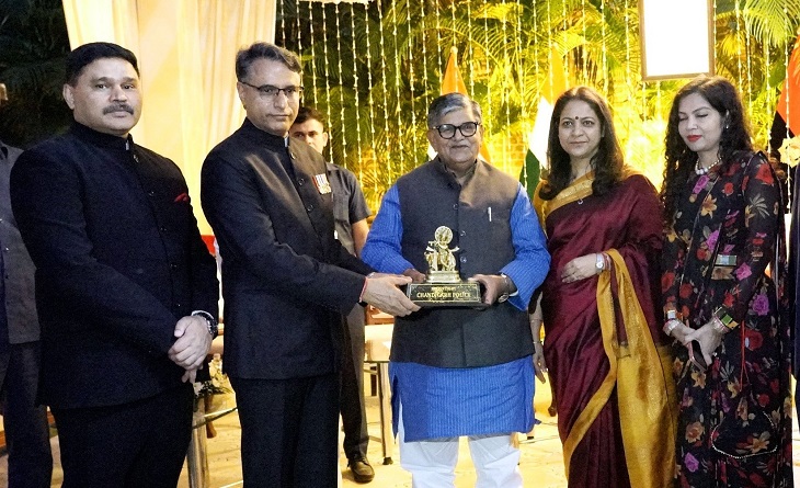 चंडीगढ़ के डीजीपी डॉ. सागर प्रीत हुड्डा पंजाब के राज्यपाल गुलाब चंद कटारिया को सम्मानित करते हुए।