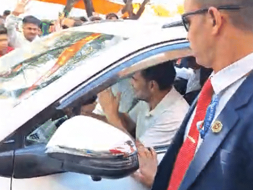 रविशंकर भवन में पार्टी पदाधिकारियों से मुलाकात के बाद राहुल पचमढ़ी के गांधी चौक पहुंचे। यहां सड़क के दोनों ओर खड़े लोगों का अभिवादन किया।