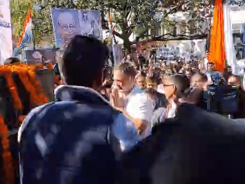 राहुल गांधी ने महात्मा गांधी की प्रतिमा पर माल्यार्पण किया। पुष्पांजलि दी। इसके बाद वे बच्चों से भी मिले।