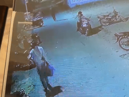 सीसीटीवी फुटेज में कैद हुआ बाइक चुराते हुए चोर। - Dainik Bhaskar