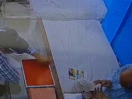 आरोपी युवक अंगूठी कीमत पूछकर उलझाता रहा।