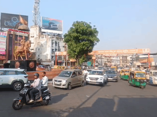 इस चौराहे का पहले हुसैनगंज चौराहा था। नगर निगम में प्रस्ताव के बाद नाम बदला गया।