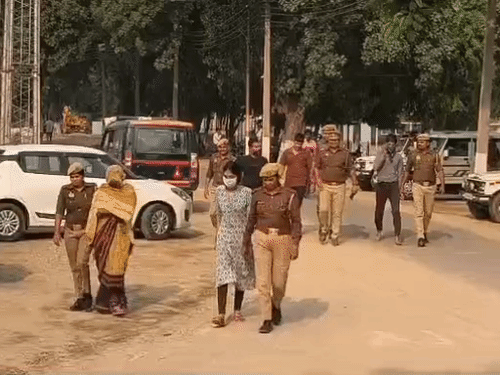 પોલીસે ગાંજા તસ્કરની પત્ની, પુત્રી અને પુત્ર સહિત પાંચ લોકોની ધરપકડ કરી છે.