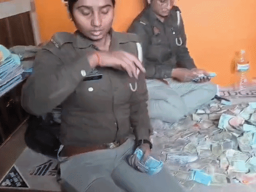 મહિલા પોલીસ અધિકારી નોટો ગણતી વખતે થાકેલી દેખાતી હતી. પરસેવો લૂછતી પણ જોવા મળી.