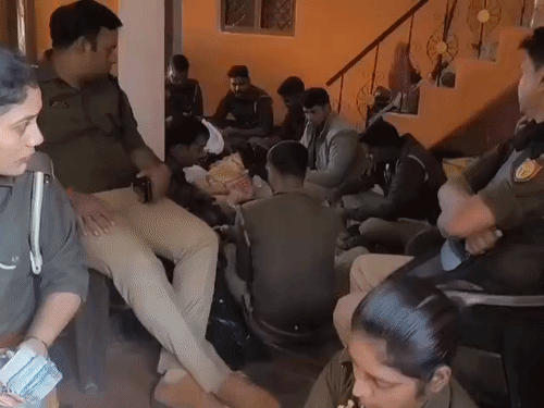 ગાંજા તસ્કરના ઘરે દરોડા દરમિયાન, આખી ટીમ નોટો ગણવામાં વ્યસ્ત હતી, જ્યારે અધિકારીઓ કામગીરીનું નિરીક્ષણ કરી રહ્યા હતા.