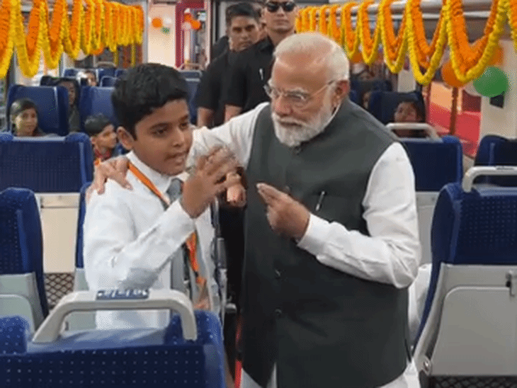 जेव्हा श्रीवत्स कविता ऐकवत होते, तेव्हा पंतप्रधान मोदीदेखील प्रोत्साहन देत होते.