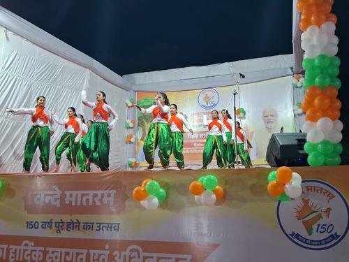 देशभक्ति गीतों-नृत्यों से गूंजा मंच, प्रशासनिक व जनप्रतिनिधियों की मौजूदगी उमड़े लोग