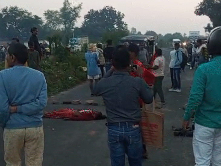 तीन शव काफी देर तक सड़क पर ही पड़े रहे।