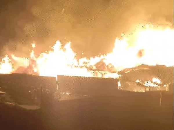 आग की लपटें ऊपर तक उठ रही हैं।