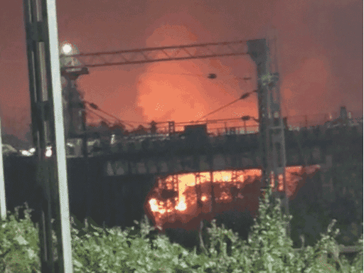 आग की लपटें दूर से दिखाई दे रही थीं।