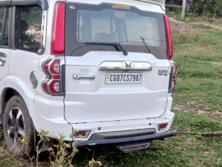 छत्तीसगढ़ पासिंग स्कॉर्पियो रीवा से प्रयागराज की तरफ जा रही थी।