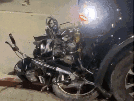 बाइक को स्कॉर्पियो ने टक्कर मारी और रौंदते चली गई।